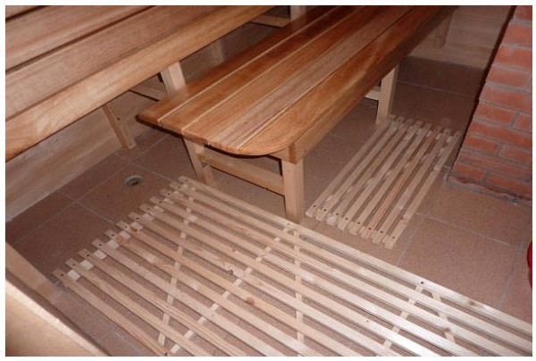 Wooden flooring in the steam room