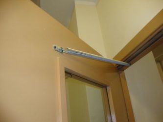 Как правильно установить пружину на дверь?