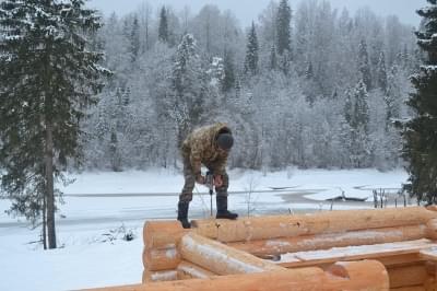 How to seal the corners of a log house in a paw