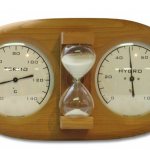 На фото - стрелочный термогигрометр и песочные часы