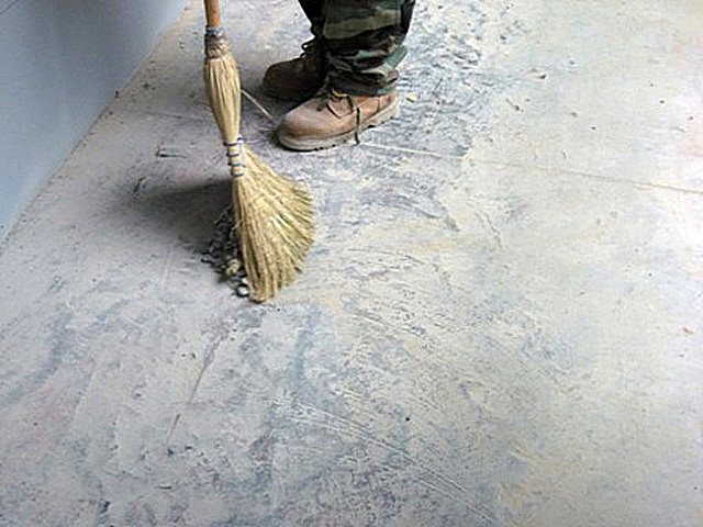 Очистка бетонного основания: веником — это на самый крайний случай, или только для уборки крупного мусора. Лучше всего использовать мощный пылесос.