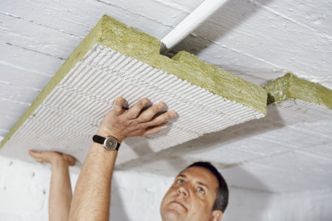 Перед укладкой слоев изоляции и утеплителя, деревянный потолок рекомендуется обработать специальными средствами, чтобы исключить возможность развития вредоносных бактерий и грибков
