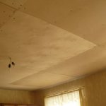 Потолок, обшитый листами фанеры