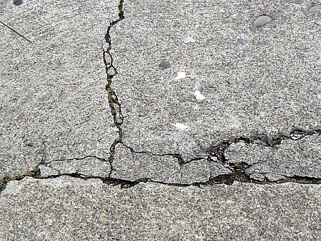 Типичное, но еще на самое страшное повреждение бетонной стяжки – появление сети трещин.